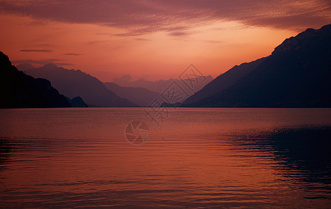 苏威湖日落橙子环境蓝色旅行反射山脉支撑太阳天空假期图片
