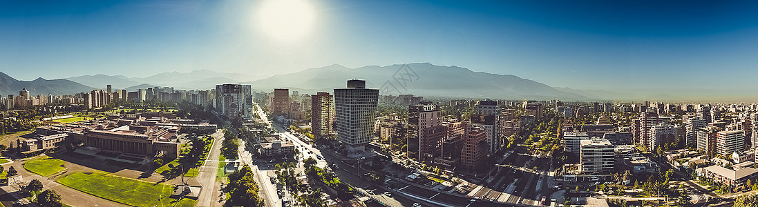 智利圣地亚哥与安第斯山脉的全景一连串响起图片