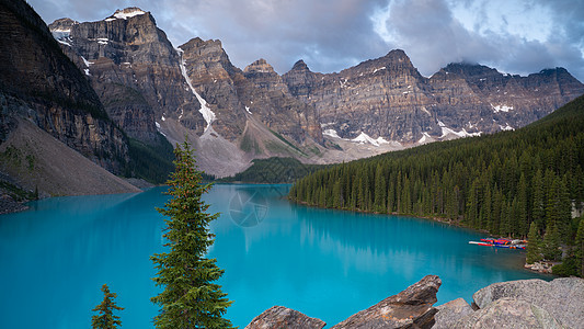 加拿大艾伯塔Banff国家公园Moraine湖环境旅行冰川旅游全景天空远足城市假期山脉图片