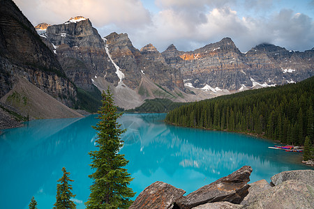 加拿大艾伯塔Banff国家公园Moraine湖环境旅行风景目的地山脉远足假期天空城市岩石图片