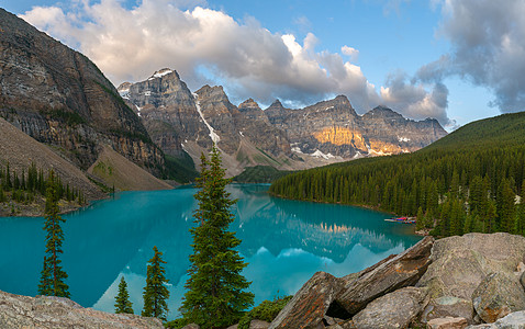 加拿大艾伯塔Banff国家公园Moraine湖远足岩石旅行冰川风景顶峰全景山脉目的地农村图片