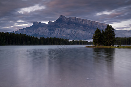 班夫纳Banff Na 清晨心情好的云德山和两杰克湖环境首脑旅行天空水池风景山脉顶峰森林岩石图片