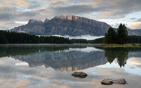 班夫纳Banff Na 清晨心情好的云德山和两杰克湖旅游岩石森林天空水池山脉爬坡首脑环境目的地图片