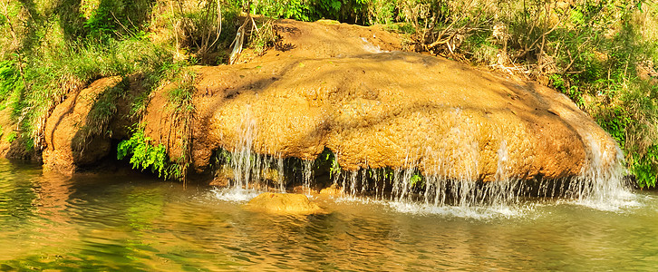 在Dai Yem平克布卢斯瀑布的圆岩石灰石墙挡住了自然平静泉白内障假期荒野景观旅行喷泉瀑布水池森林海浪图片
