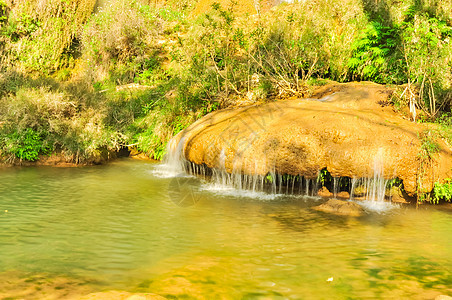 在Dai Yem平克布卢斯瀑布的圆岩石灰石墙挡住了自然平静泉荒野水池风景波纹植物白内障激流瀑布丛林喷泉图片