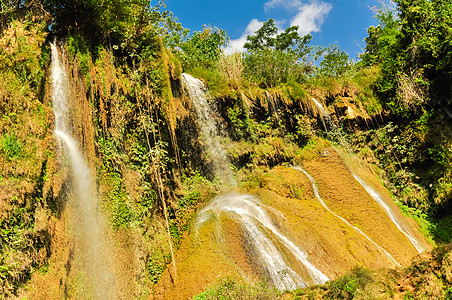 Dai Yem Pink Blouse 瀑布级联沿着越南Son La的陡峭山坡下热带淡水植物公园假期森林风景白内障海浪喷泉图片