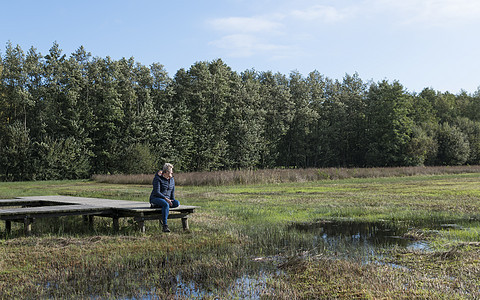 成年女子在维卢韦的木制平台上自然休息图片