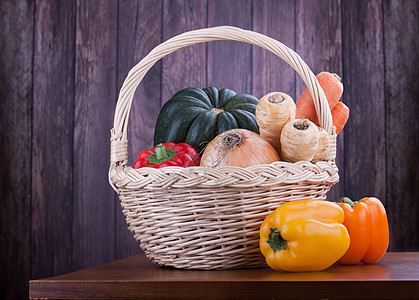 篮子蔬菜洋葱木头食物橙子南瓜桌子黄色柳条红色壁球背景图片