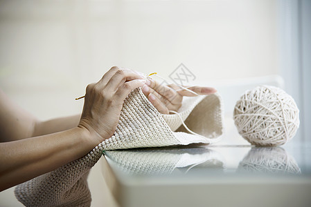 女人的手在家编织工作  有 DIY 在家工作概念的人闲暇材料缝纫手工业帽子钩针羊毛女性针织纤维图片