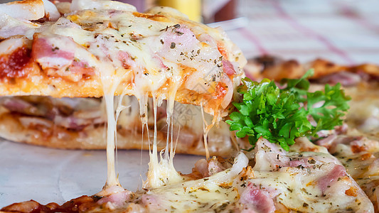 家庭午餐 吃披萨火腿奶酪食谱     偏爱意大利菜碟概念的人食物蔬菜香肠美食桌子垃圾面团胡椒餐厅图片