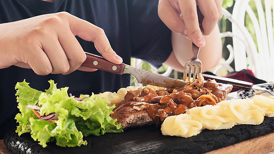 男人吃猪肉牛排食谱-有丰富多彩的美味牛排国际菜品概念的人图片