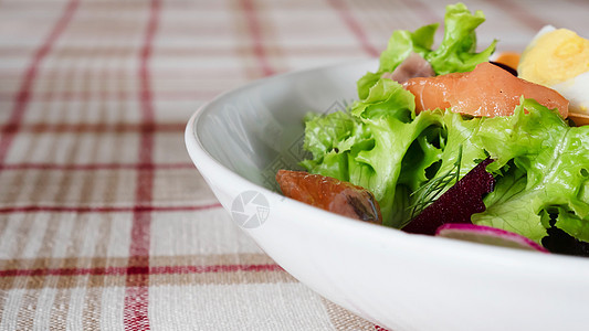 白盘上的新鲜鲑鱼蔬菜健康沙拉可供食用  新鲜干净的健康食品食谱 供背景使用午餐早餐洋葱餐厅叶子营养饮食盘子蔬菜草药图片