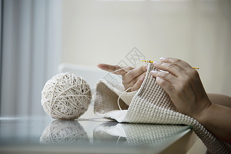 女人的手在家编织工作  有 DIY 在家工作概念的人女士钩针闲暇手工手工业创造力女孩爱好羊毛美丽图片