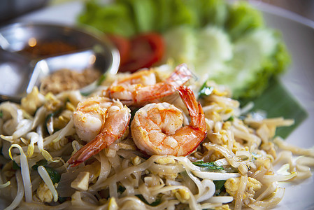 泰国油炸面和虾虾著名食品食谱豆芽柠檬烹饪面条蔬菜盘子软垫摄影餐厅海鲜图片