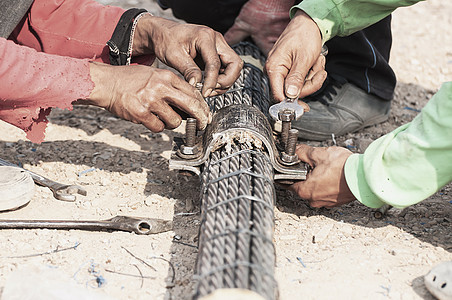 从事桥梁吊索筋螺栓紧固施工工作的工人  现场施工人员的工作理念吊带螺栓工匠金属建造作坊绳索男人安全劳动图片