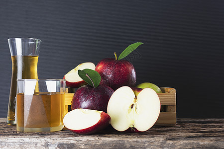 木箱中的新鲜苹果 黑色背景上有苹果汁 — 新鲜水果和果汁产品背景概念图片