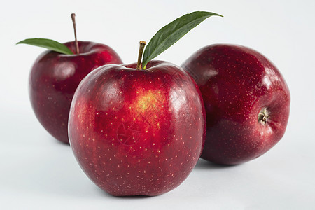 灰色背景上的新鲜彩色苹果  清洁新鲜水果背景概念篮子食物营养美食季节饮食桌子太阳叶子收成图片