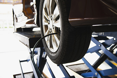 技术员是充气车轮胎     汽车维修服务运输安全概念机械男人检查车辆发动机男性街道车站橡皮作坊图片