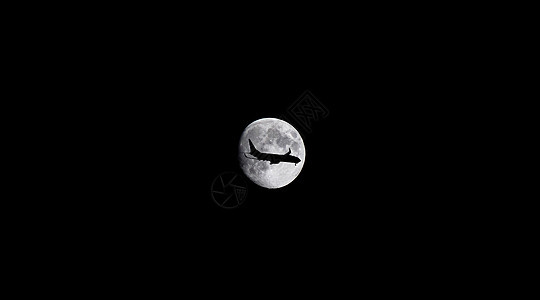 飞机在满月对面图片