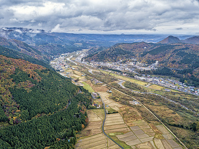 彩色的叶子旅游绿色红色天空树叶峡谷大崎旅行黄色图片