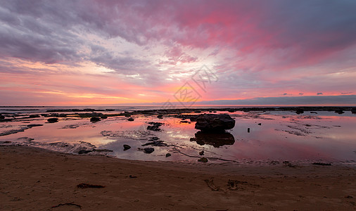 对澳大利亚巴托湾潮汐岩石的美丽的清晨反省图片