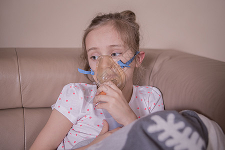 小女孩在家里确实吸入过 女孩生病了 接受过吸入治疗 笑声哮喘女士课程温度鼻涕童年支气管炎感冒保健疾病图片