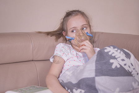 小女孩在家里确实吸入过 女孩生病了 接受过吸入治疗 笑声女性流鼻涕瓶子孩子男生医生支气管炎童年疾病孩子们图片