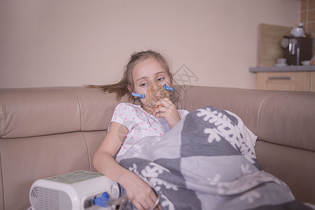 小女孩在家里确实吸入过 女孩生病了 接受过吸入治疗 笑声感冒课程温度瓶子孩子药品女士支气管炎病人鼻涕图片