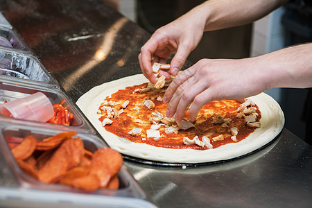 在比萨饼厨房做披萨面团木板熏肉餐厅香肠食物面包男人蔬菜烘烤图片