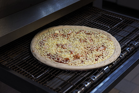 在烤箱里准备比萨饼石头木头餐饮食物食谱披萨烹饪火炉美食壁炉图片