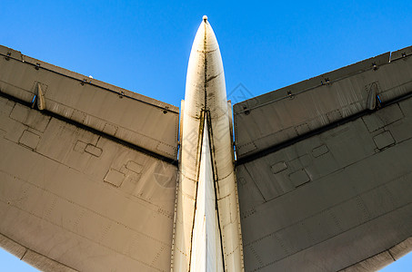 蓝色背景下大客机翼的翅膀技术运输天空客机航空公司速度航班尾巴机身襟翼图片
