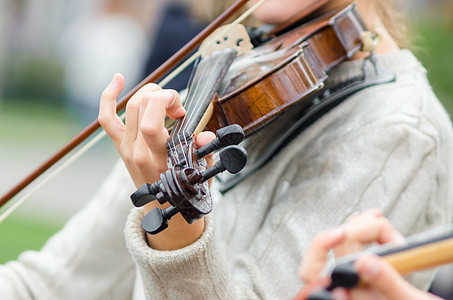 一个街舞音乐家女孩的手 与小提琴紧闭女孩音乐会街道小提琴手音乐家手指城市小提琴家女性图片