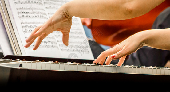 女钢琴音乐家和钢琴键紧紧关上女性音符音乐手指琴键白色钢琴家乐队钥匙乐器图片