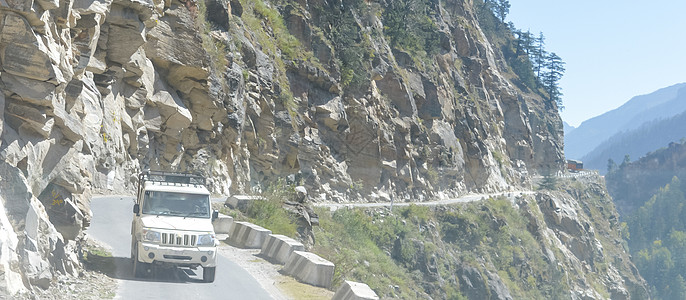 螺旋 S 形锯齿形发夹曲线蜿蜒曲折的两车道公路山路 颠倒 凸面 凹面 信箱格式矩形全景滚动景观在阳光明媚的夏日时间方式驾驶旅游爬图片