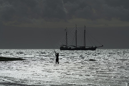 一艘三重帆船和一只风筝的轮廓图片