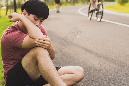 一名男性运动员在t时手臂和手肘疼痛受伤药品疾病弯头瑜伽茶点症状活动痛苦闲暇运动图片