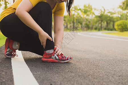女青年在工作期间脚踝受伤 伤痕累累跑步膝盖赛跑者慢跑者训练女性肌肉女士伤害疼痛图片