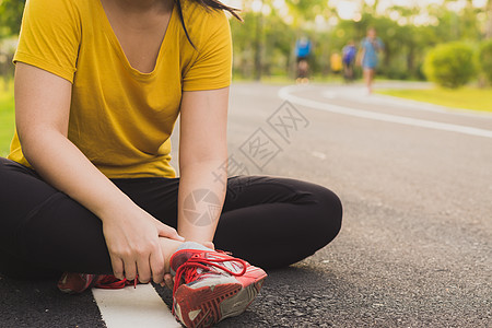 女青年在工作期间脚踝受伤 伤痕累累慢跑者跑步膝盖女士成人痛苦运动员女性伤害运动图片