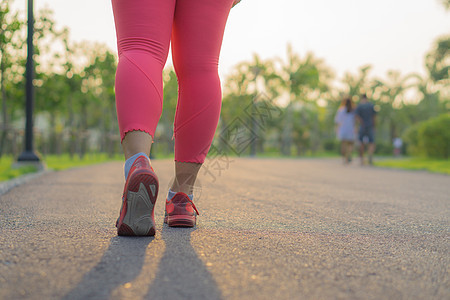 近身鞋 女腿在公园慢跑和走路女性运动赛跑者鞋带跑步慢跑者运动员活动训练女孩图片