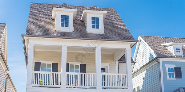 在德克萨斯州达拉斯附近的两座故事楼顶上挂着大帆布和宿舍屋顶的全景白色漆白门廊图片