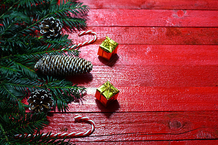 美丽的圣诞节装饰品庆典杉枝装饰季节性红色木头背景卡片枝条季节图片