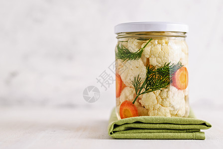 罐加咸菜蔬菜沙拉织物静物小吃饮食菜花美味餐巾水平盘子图片