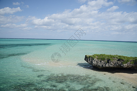 冲绳水晶海晴天蓝色假期热带海洋天空白色海滩绿色图片