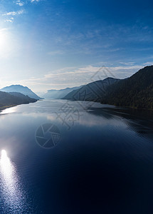 Altai山Teletskoye湖空中观视风景草地反射海浪顶峰岩石阳光天堂卫生海岸图片