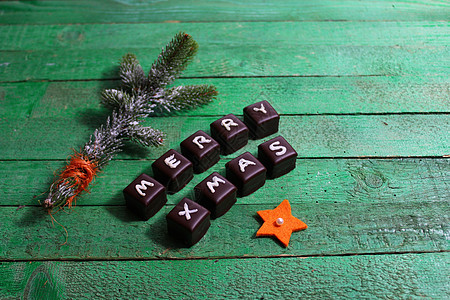 美妙的圣诞节装饰 配有美味甜食星星纹理绿色符号糖果木头宗教贺卡枝条木材图片