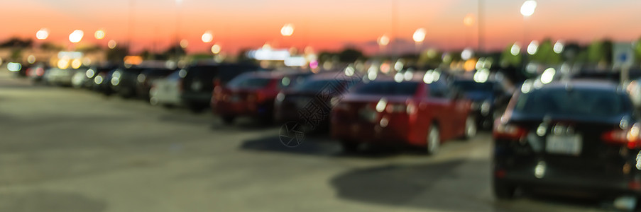 日落时在得克萨斯州休斯敦市购物商场停车场的全景模糊背景户外停车场建筑标识商业市场娱乐零售沥青车辆出口吸引力图片