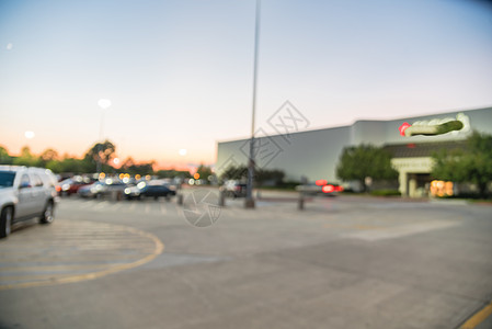 日落时得克萨斯州休斯敦市购物商场零售店外的模糊背景市场娱乐购物中心建造出口吸引力标识商业沥青店铺图片