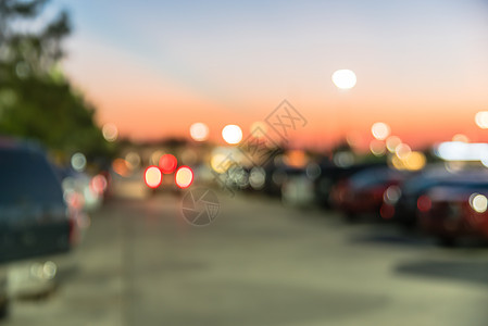 日落时得克萨斯州休斯敦市购物商场零售店外的模糊背景经济市场店面停车场店铺沥青车辆品牌建筑娱乐图片