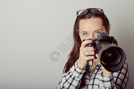 女摄影师拍摄图像女性女孩艺术爱好摄影成人快乐技术海滩相机图片