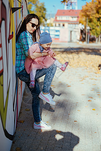 快乐的妈妈和女儿在公园里 美丽的自然场景草地幸福生活母亲闲暇乐趣女孩女士童年婴儿图片